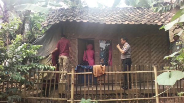 Kapolsek Ibun Iptu Asep Dedi saat menymbangi rumah Emak Popon di Desa Cibeet Kec Ibun Kab Bandung, Jumat (7/10). by Robby Thea