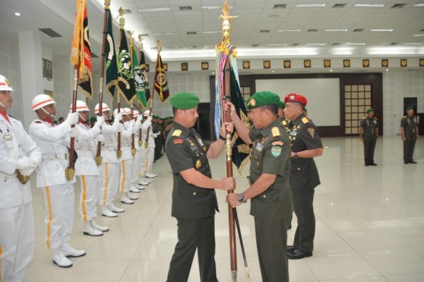 Mayjen TNI Muhammad Herindra, MA. M.Sc resmi jabat Pangdam III/Siliwangi menggantikan pejabat lama Mayjen TNI Hadi Prasojo, Sertijab dilakukan di Mabesad Jakarta, Jumat. (7/10). by Pendam III/Slw