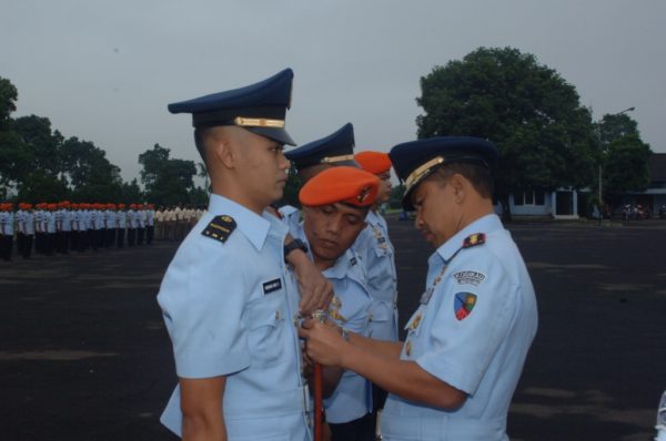 Upacara Tupdik Susjurlata Paskhas A-41 dan Kadik Sesarcab Paskhas A-22 dan Sesarcablek A-29 di lapangan apel staf 2 Lanud Sulaiman, Margahayu, Kab Bandung. by Pentak Lanud Sulaiman.