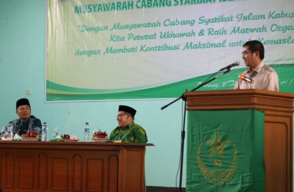 Ketua Umum Lajnah Tanfidziyah Syarikat Islam Pusat Dr. H. Hamdan Zoelfa, SH.,MH memberi sambutan Pembukaan Muscab SI Kab Bandung di Gedung Ormas Soreang yang dihadiri Bupati Bandung Dadang Naser, Minggu (9/10). by Vita Humas Pemkab Bandung.