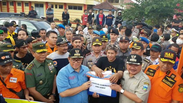 Gubernur Jabar Ahmad Heryawan meninjau lokasi terparah bencana banjir bandang di Kec Tarogong Kidul, Kab Garut Rabu (21/9).by Humas Pemprov Jabar