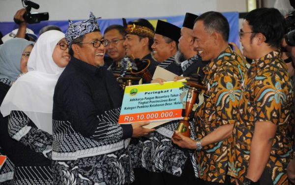 Gubernur Jawa Barat Ahmad Heryawan memberikan penghargaan di bidang pangan pada peringatan Hari Pangan se-Dunia ke-36 Tingkat Provinsi Jawa Barat yang dipusatkan di GOR Pelabuhan Ratu Kabupaten Sukabumi, Rabu (19/10). by Humas Pemprov Jabar