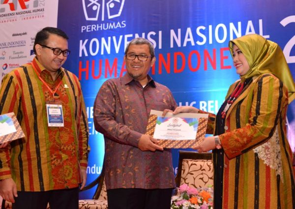 Gubernur Jabar Ahmad Heryawan menerima sertifikat dari Dirjen Informasi dan Komunikasi Publik Kemenkominfo Rosarita Niken Widyastutisaat pembukaan KNH 2016 di Hotel Aryaduta, Bandung, Kamis (27/10). by Humas Pemprov Jabar