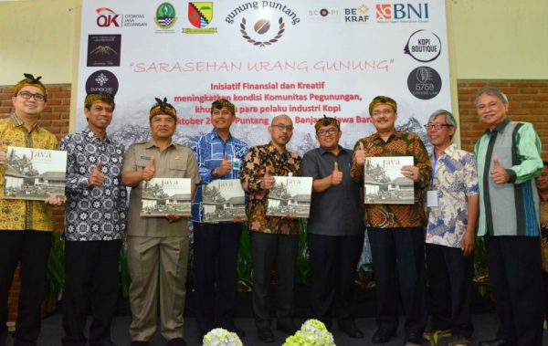 Gubernur Jabar Ahmad Heryawan bersama komunitas kopi, yang terdiri dari para petani dan pengrajin kopi asal Jawa Barat berkumpul dalam acara "Sarasehan Urang Gunung" khususnya penggiat Java Preanger Coffee di Vila Puntang Djaya Bandung Resort, Desa Campakamulya, Kec Cimaung, Kab Bandung, Senin (17/10). by Den Humas Pemprov Jabar