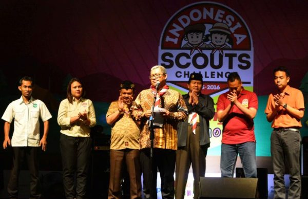 Gubernur Jabar Ahmad Heryawan saat menutup rangkaian Indonesia Scouts Challenge (ISC) Province Championship Jabar di Bumi Perkemahan Kiarapayung, Kec Jatinagor, Kab Sumedang, Minggu (16/10) malam. by Den Humas Pemprov Jabar