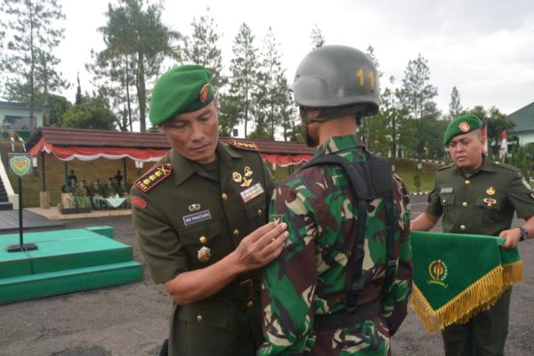 Danrindam III/Siliwangi Kolonel Inf Widi Prasetijono mewakili Pangdam III/Siliwangi membuka Pendidikan Pertama Bintara (Dikmaba) Tahap I TA. 2016 di Lapangan Patriot Secaba Rindam III/Slw, Jln Arcamanik Bihbul, Desa Sindanglaya, Kec Cimenyan, Kab Bandung, Kamis (29/9). by Pendam III/Slw.