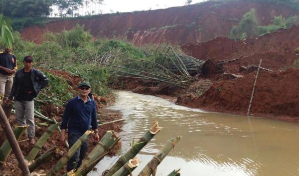 Anggota DPR RI Dadang Rusdiana meninjau bencana longsor di Kp Cibeureum Desa Lebakwangi, Kecamatan Arjasari, Kab Bandung, Minggu (9/10). by ist