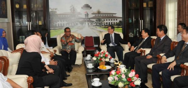 Wagub Jabar Deddy Mizwar saat menerima Wakil Gubernur Daerah Otonom Guangxi Zhuang, Mr. Chen Gang, Walikota Nanning, Mr. Liang Yi di Gedung Sate,, Rabu (26/10). by Humas Pemprov Jabar