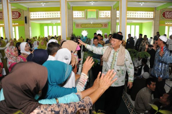 Wagub Jabar Deddy Mizwar menghadiri istighosah pascabencana banjir bandang Garut di Ponpes Qurota A'yun, Kec Samarang, Kab Garut, Senin (10/10. by Humas Pemprov Jabar 