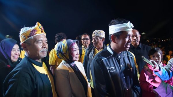 Ketua DPD Golkar Jabar Dedi Mulyadi saat Safari Budaya 52 tahun Partai Golkar di Lapangan Cibaligo, Kota Cimahi, Sabtu (22/10).