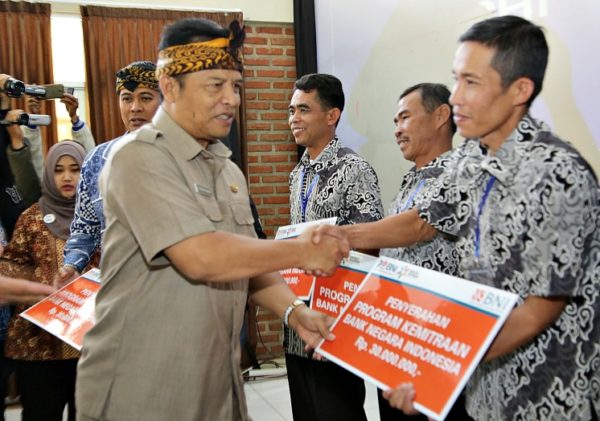 Bupati Bandung Dadang Naser menyerahkan dana CSR Program Kemitraan Bank BNI kepada petani kopi saat acara Saresehan Urang Gunung yang digelar petani kopi di Vila Puntang Djaya Bandung Resort, Desa Campakamulya, Kec Cimaung, Kab Bandung, Senin (17/10). by Humas Pemkab Bandung