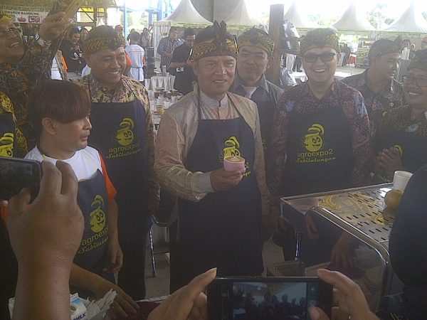 Bupati Bandung Dadang Naser bersama peracik kopi saat acara pemecahan Rekor Muri penyajian varietas kopi terbanyak di Bale Rame Soreang, Kamis (6/10). by iwa/bbcom