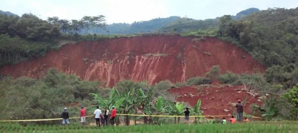 Ttebing setinggi 100 meter dengan panjang 300 meter di Kp Cibeureum, Desa Wargaluyu, Kec Arjasari, Kab Bandung ambrol sekitar pukul 18.30 WIB, Kamis (6/10). by bbcom