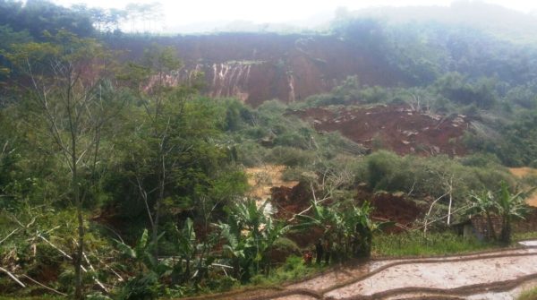 Longsor terjadi di Kp Parakan Panjang RT 04/RW07 Desa Lebakwangi Kec Arjasari Kab Bandung, Kamis (6/10). by ist BPBD Kab Bandung