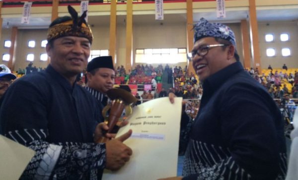 Bupati Bandung H. Dadang Mohamad Naser menerima 11 penghargaan bidang pangan yang diserahkan Gubernur Jawa Barat H. Ahmad Heryawan pada puncak peringatan Hari Pangan Sedunia Tingkat Jawa Barat Tahun 2016 yang dipusatkan di Pelabuhanratu Kabupaten Sukabumi, Rabu (19/10/). by Humas Pemkab Bandung