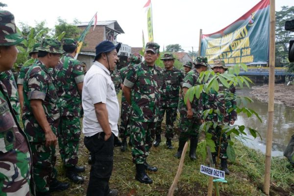 Pangdam III/Siliwangi Mayjen TNI Hadi Prasojo didampingi Kepala BPLH Jabar Anang Sudarna meninjau lokasi Karya Bakti Citarum Bestari dalam rangka HUT TNI ke-71 di Desa Citeureup, Kecamatan Dayeuhkolot, Kabupaten Bandung, Minggu (2/10). by Pendam III/Slw