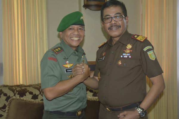 Pangdam III/Siliwangi Mayjen TNI Herindra bersalam komando dengan Kepala Kejati Jabar Setia Untung Arimuladi, SH,M.Hum saat kunjungan Pangdam ke Kantor Kejati Jabar, Kamis (13/10). by Pendam III/Slw