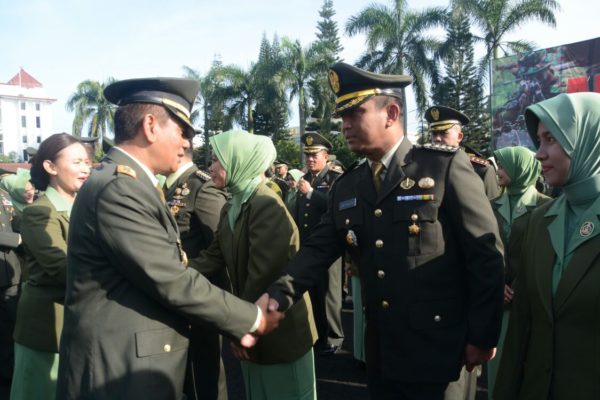 Pangdam III/Siliwangi Mayjen TNI Hadi Prasojo beserta istri memberikan selamat kepada Kapendam III/Siliwangi Kolonel Arh MD. Ariyanto yang naik pangkat di Lapangan Makodam III/Siliwangi Jl. Aceh No. 69 Bandung, Sabtu (1/10). by Pendam III/Slw