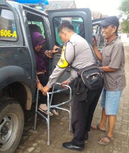 Mobil patroli Polsek Baleendah membantu seorang ibu yang terjatuh dari motor. by Robby Thea.