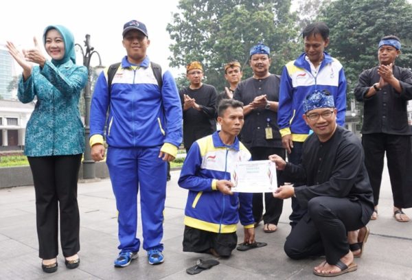 Wali Kota Bandung Ridwan Kamil saat melepas kontingen Peparnas XV Kota Bandung di Plaza Balai Kota Bandung, Rabu (12/10). by Meiwan Humas Pemkot Bandung