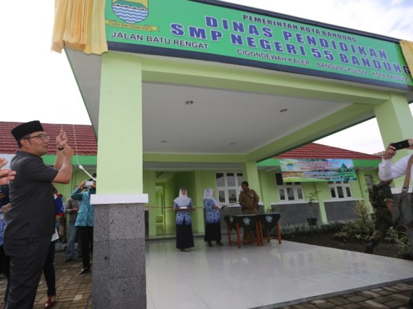 Wali Kota Bandung Ridwan Kamil saat meresmikan SMPN 55, Bandung Kulon, Senin (17/10). by Humas Pemkot Bandung.