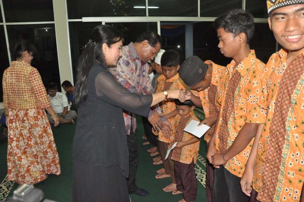 Pemberian santunan kepada para anak yatim dipimpin Dankorpaskhas beserta Ketua PIA Ardhya Garini Gabungan IV Korpaskhas Ny. Donda Adrian Wattimena, pada acara malam syukuran dan doa bersama memperingati HUT ke-69 Korpaskhas, di Ruang Loby Mako Korpaskhas, Margahayu, Bandung, Minggu (16/10). by Pentak Korpaskhas