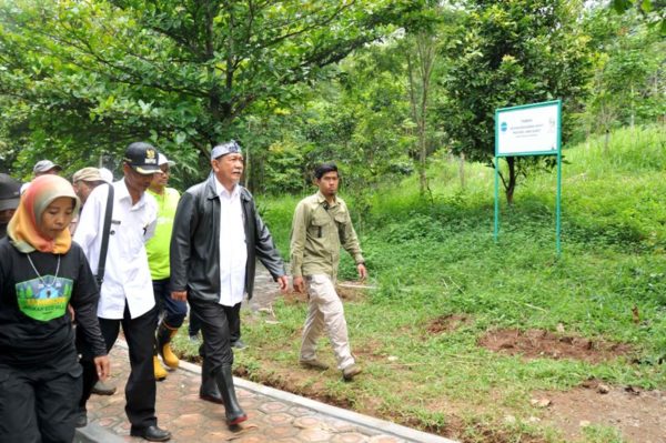 Wagub Jabar Deddy Mizwar saat kegiatan Initial Planting "Green Partner" dan Jambore Ecovillage di Taman Keanekaragaman Hayati (Kehati) Kiarapayung, Desa Sindangsari, Kec Sukasari, Kab Sumedang, Rabu (16/11). by Humas Pemprov Jabar