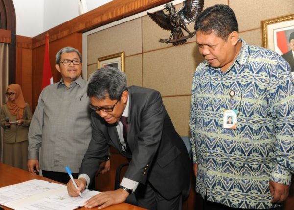 Gubernur Aher saat penandatanganan kesepakatan bersama pengembangan Kawasan Geopark Ciletuh Palabuan Ratu, di Gedung Sate Bandung, Senin (28/11). by Humas Pemprov Jabar