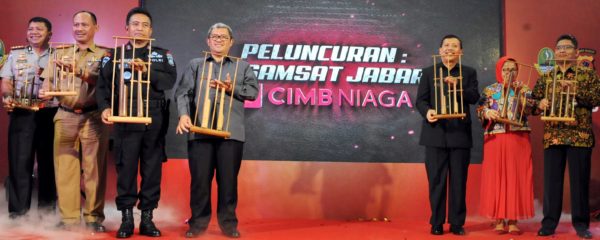 Gubernur Jabar Ahmad Heryawan dengan Direksi Bank CIMB Niaga saat penandatanganan kerjasama e-Samsat, di Aula Barat Gedung Sate Kota Bandung, Senin (14/11). by Humas Pemprov Jabar