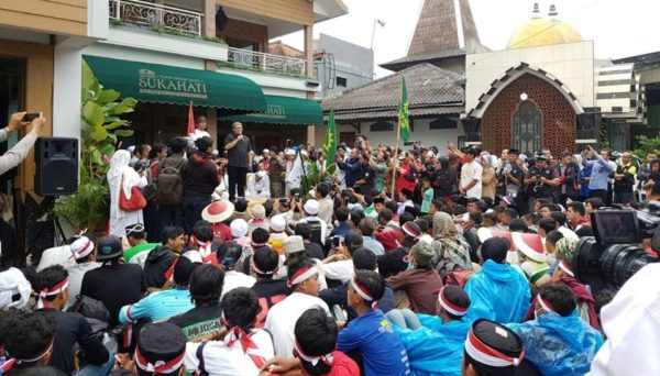 Gubernur Jawa Barat Ahmad Heryawan, Kapolda Jawa Barat Irjen Pol Bambang Waskito, Pangdam III/Siliwangi Mayjen TNI Herindra saat menerima massa long march Ciamis di Cibiru Kota Bandung, Rabu (30/11). by ist