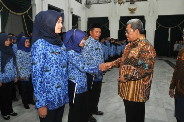 Gubernur Jabar Ahmad Heryawan melantik dan mengambil sumpah 526 PNS di Gedung Sate yang akan ditugaskan di lingkup Pemprov Jabar, Jumat (4/11). by Humas Pemprov Jabar