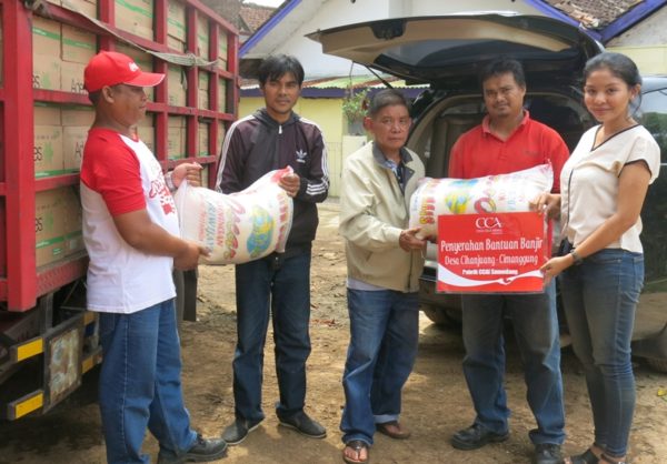 Penyaluran bantuan CCAI bagi korban banjir di Desa Cihanjuang Kec Cimanggung, Kab Sumedang.