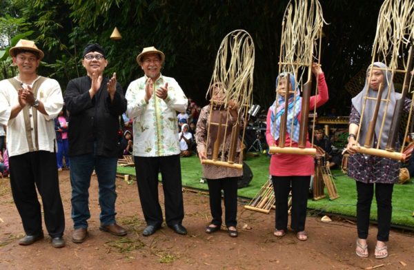 Wagub Jabar Deddy Mizwar saat “Angklung Pride 6” di kawasan Kebon Awi Udjo di Cijaringao, Desa/Kec Cimenyan, Kab Bandung, Minggu (27/11). by Humas Pemprov Jabar