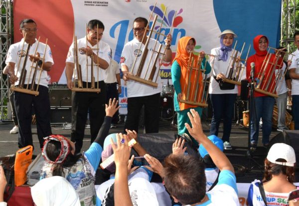 Wagub Jabar Deddy Mizwar meluncurkan program Germas Jabar pada Gebyar Hari Kesehatan Nasional (HKN) ke-52 di Halaman Parkir Barat Gedung Sate, Minggu (27/11). by Humas Pemprov Jabar