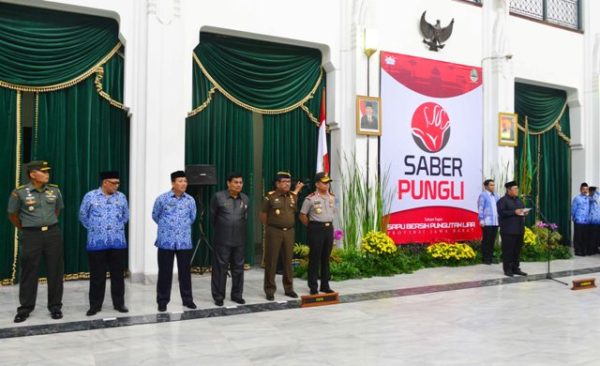 Gubernur Aher saat pengukuhan Satlak Saber Pungli di Aula Barat Gedung Sate Bandung, Kamis (17/11). by Humas Pemprov Jabar