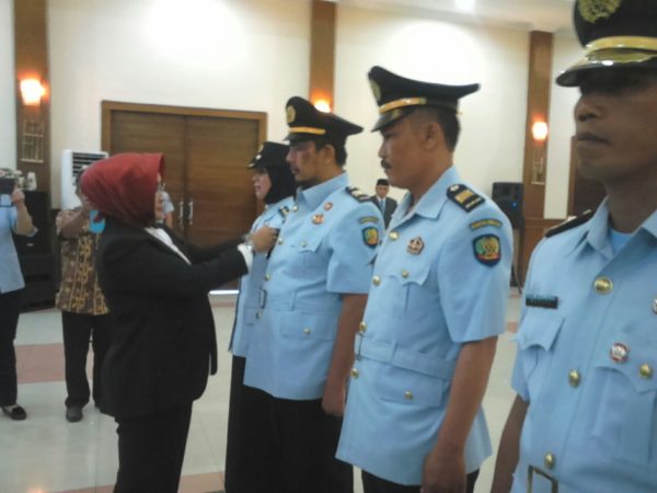 Kakanwil Kemenkumham Jabar Susy Susilawati melantik Kalapas Anak Bandung Sri Yanti di Aula Kanwil Kemenkumham Jabar di Jalan Jakarta Bandung, Jumat (25/11).