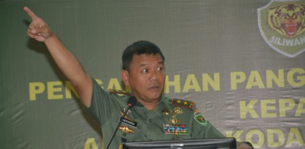 Pangdam III/Siliwangi Mayjen TNI Herindra memberi pengarahan kepada seluruh prajurit dan PNS Kodam III/Siliwangi di Graha Tirta Siliwangi, Selasa (8/11). by Pendam Slw