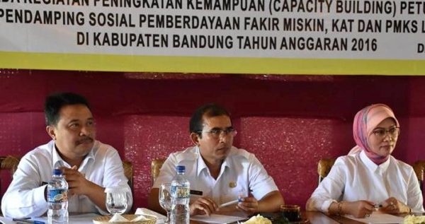 Asisten Perekonomian dan Kesejahteraan Rakyat Marlan, S.Ip.,M.Si bersama Dinas Sosial (Dinsos) Kab Bandung, menggelar rapat koordinasi harmonis antar instansi penyelenggara PKH (Program Keluarga Harapan) di Kec Cangkuang, Rabu (16/11). by Humas Pemkab Bandung