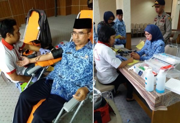 Aksi sosial donor darah PNS anggota Korpri Kab Bandung bersama PMI Kab Bandung dalam rangka peringatan HUT Korpri ke-45 di Balesawala, Soreang, Senin (28/11/16). by Vita Humas Pemkab Bandung