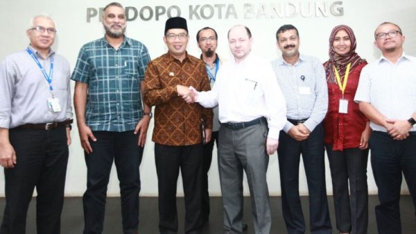 Wali Kota Bandung M. Ridwan Kamil usai pertemuan bersama tim UTC Aerospace System di Ruang Rapat Pendopo, Selasa (8/11). by Meiwan Humas Kota Bandung