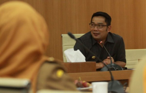 Wali Kota Bandung Ridwan Kamil saat rapat Tim Saber Pungli di Pendopo Kota Bandung, Senin (21/11). by Meiwan Humas Kota Bandung.