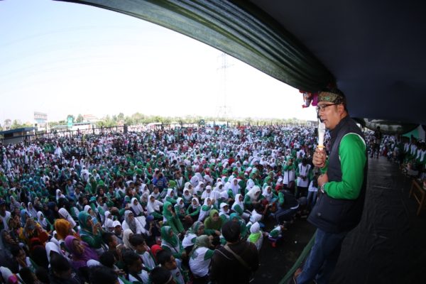 20 ribu santri dan guru Madrasah Dinniyah Takmiliyah se-Kota Bandung tumpah ruah di Stadion Gelora Bandung Lautan Api mengikuti Gebyar Jalan Santai Hari Santri Nasional, Minggu (27/11). by Meiwan Humas Pemkot Bandung