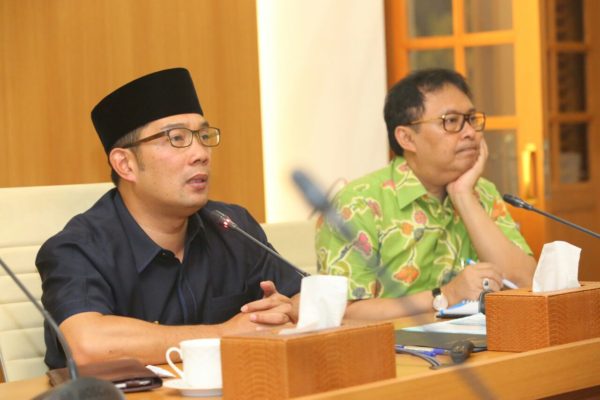 Wali Kota Bandung Ridwan Kamil didampingi Sekda Kota Bandung Yossi Irianto saat rapat pembentukan Satgas Penanggulangan Banjir, di Pendopo Kota Bandung, Senin malam (14/11). by Humas Pemkot Bandung