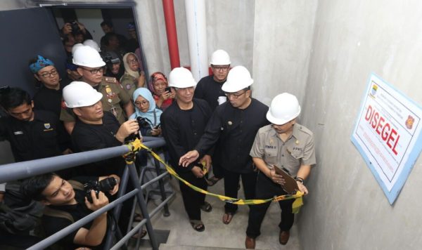 Wali Kota Bandung Ridwan Kamil menyegel 3 lantai dari 9 lantai bangunan hotel yang sedang dalam konstruksi di Jalan Sulanjana, Rabu (23/11). by Humas Pemkot Bandung