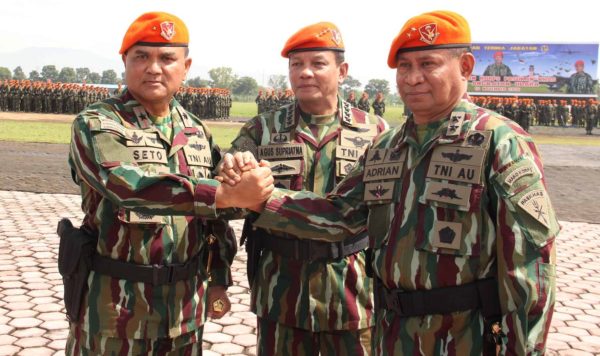 KSAU Marsekal TNI Agus Supriatna (tengah) bersalam komando dengan Komandan Korpaskhas Marsekal Pertama TNI T. Seto Purnomo, dan Marsekal Muda TNI Adrian Wattimena usai sertijab, di Lapangan Merah Mako Korpaskhas, Margahayu, Kab Bandung, Selasa (15/11). by Pentak Paskhas