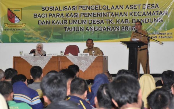 Asisten Eko Kesra Setda Kab Bandung H.Marlan,S.Ip.,M.Si saat Sosialisasi Pengelolaan Aset Desa, di Gedung Dewi Sartika-Soreang, Selasa (22/11). by Humas Pemkab Bandung 