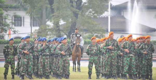 Jajaran Polri dan TNI saat apel siaga kebangsaan di Gasibu Kota Bandung, Rabu, (3/11). by Humas Pemprov Jabar