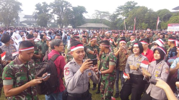 Prajurit TNI-Polri berbaur bersama ribuan rakyat dalam giat Nusantara Bersatu, di Lapang Gasibu Bandung, Rabu (30/11).