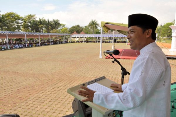 Bupati Bandung Dadang Naser di tengah umat muslim Kab Bandung. by Humas Pemkab Bandung