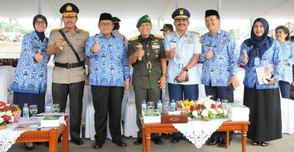 Gubernur Jabar Ahmad Heryawan saat upacara peringatan HUT KORPRI ke- 45 Tingkat Provinsi Jabar di Lapangan Gasibu Bandung, Selasa (29/11). by Humas Pemprov Jabar 